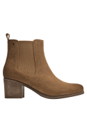 Botín camel de mujer en cuero gamuza, estilo chelsea con paneles elásticos y taco cubano que ofrece altura y estabilidad.