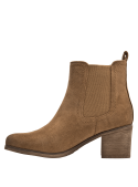 Botín chelsea camel de cuero gamuza para mujer, diseño sin cordones y punta redondeada para comodidad y estilo clásico.