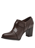 Zapato de vestir tipo botín en cuero café para mujer, con punta redondeada que ofrece confort y elegancia.