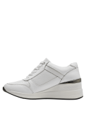 Zapatilla casual blanca de cuero para mujer con textura reptil, plataforma cómoda y suela robusta.