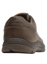 Zapato casual de cuero café para hombre, con cordones y costuras visibles que aportan un toque robusto y elegante.