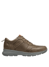 Calzado masculino de cuero café, detalles perforados laterales, diseño casual tipo zapatilla para ocasiones informales.