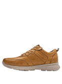 Diseño de zapatilla casual en cuero camel para hombre, con cierre de cordones y puntera redondeada para mayor confort.