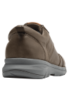 Zapato casual de cuero café para hombre, tipo zapatilla, ideal para diario, con detalles perforados.