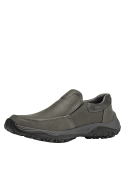 Mocasín casual de cuero gris, diseño robusto y práctico, sin cordones, ideal para quienes priorizan comodidad y durabilidad.