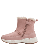 Bota para niña en color rosado, estilo moderno con costuras visibles y lengüeta trasera para facilitar el calce.
