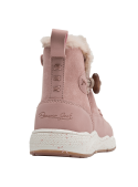 Calzado infantil rosado con suela gruesa texturizada para buen agarre en terrenos resbaladizos, ideal para clima frío.