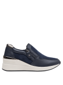 zapatilla de cuero azul para mujer, estilo casual, con cierre lateral y plataforma que brinda altura y comodidad.