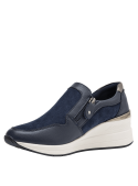 zapatilla casual azul para mujer, confeccionada en cuero, con diseño moderno y funcional para uso diario.