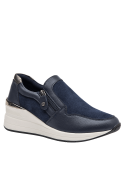 zapatilla azul de cuero para mujer, estilo casual, con detalles de costura y plataforma que ofrece altura y soporte.
