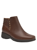 Botín de cuero café para mujer con diseño moderno y funcional, ideal para uso urbano, con caña corta y acabado texturizado.