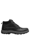 Botín negro de cuero para hombre, diseño casual con ojales metálicos y costuras visibles, ideal para un look urbano.