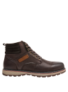 Botín de cuero marrón para hombre, estilo urbano, con detalles distintivos, ideal para ocasiones semi-informales.