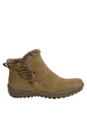 Versátil botín camel de cuero gamuzado, estilo casual, ideal para mujeres auténticas y modernas en invierno.