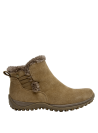 Versátil botín camel de cuero gamuzado, estilo casual, ideal para mujeres auténticas y modernas en invierno.