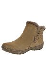 Elegante botín camel de cuero gamuzado con taco plano de 4 cm y punta redonda, perfecto para un look casual.