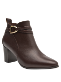 Botín de cuero café para mujer, cierre ajustado que asegura un calce seguro, perfecto para diversas ocasiones.