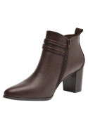 Botín café de cuero para mujer, textura lisa y pulida, tacón medio que ofrece estabilidad y comodidad.