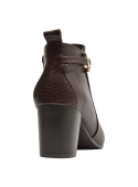 Botín de cuero café para mujer, diseño elegante y moderno con tacón grueso, ideal para un estilo urbano sofisticado.