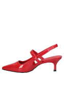Elegante zapato rojo de charol con tacón mediano tipo aguja, diseño moderno y estilizado con punta afilada.