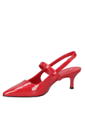 Cuero rojo brillante en zapato de tacón para mujer, estilo slingback con pulsera trasera que asegura el talón.