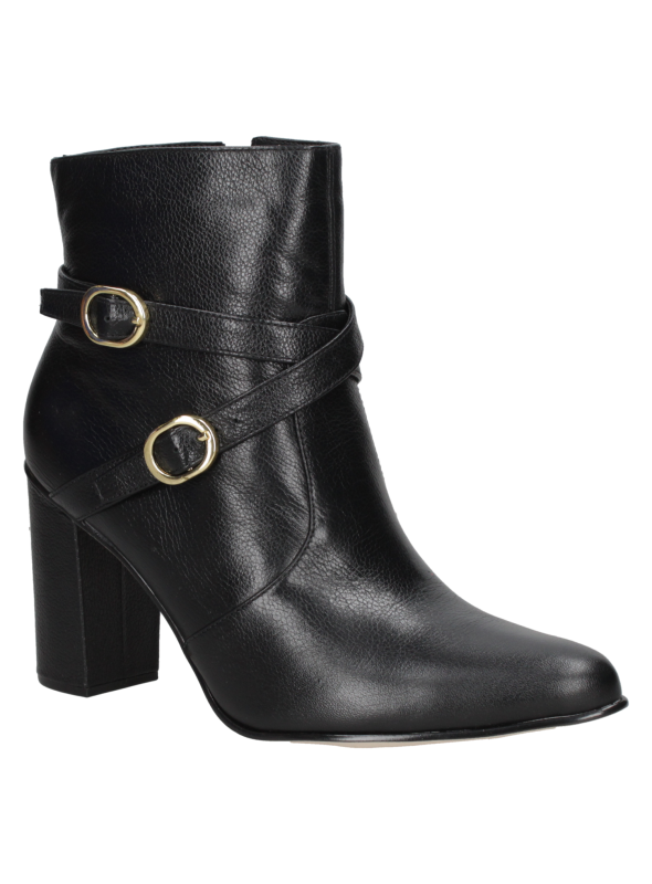 Botín camel de cuero para mujer, con correas cruzadas y hebillas metálicas decorativas, perfecto para un ajuste cómodo.
