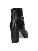 Botín casual de mujer en cuero negro con punta ligeramente redondeada, ofreciendo confort y estilo al caminar.