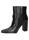 Botín negro de mujer en cuero con caña alta hasta el tobillo, estilo casual, ideal para un look elegante y moderno.