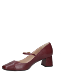 Diseño clásico de zapato burdeos para mujer, con taco medio y grueso, ideal para caminar cómodamente sin perder el estilo.