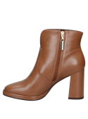 Botín casual de cuero camel para mujer, con diseño minimalista y tacón alto, ideal para uso prolongado con estilo.