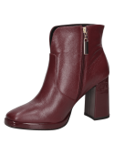 Elegante botín burdeos de cuero, costura discreta que sigue el contorno, estilo versátil para múltiples combinaciones.