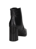 Botín negro de cuero para mujer, combina elegancia y confort, caña corta y sin ornamentación excesiva.