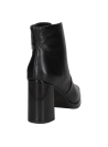 Botín negro de cuero para mujer, combina elegancia y confort, caña corta y sin ornamentación excesiva.