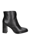 Botín casual de cuero negro para mujer, con costura discreta y diseño sofisticado, perfecto para diversos atuendos.