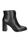 Botín casual de cuero negro para mujer, con costura discreta y diseño sofisticado, perfecto para diversos atuendos.