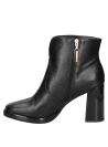 Calzado de cuero negro para mujer, con tacón grueso y alto, ofreciendo estabilidad y comodidad prolongada.