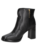 Botín de cuero negro para mujer, minimalista y versátil, ideal para ocasiones formales e informales.