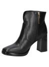 Botín de cuero negro para mujer, minimalista y versátil, ideal para ocasiones formales e informales.
