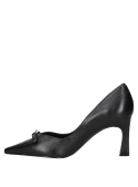 Calzado de cuero negro con taco alto y delgado, detalle metálico lateral, aporta un aire exclusivo y moderno.