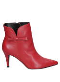 Elegante botín rojo de cuero para mujer, taco fino y caña media, combina sofisticación y funcionalidad.