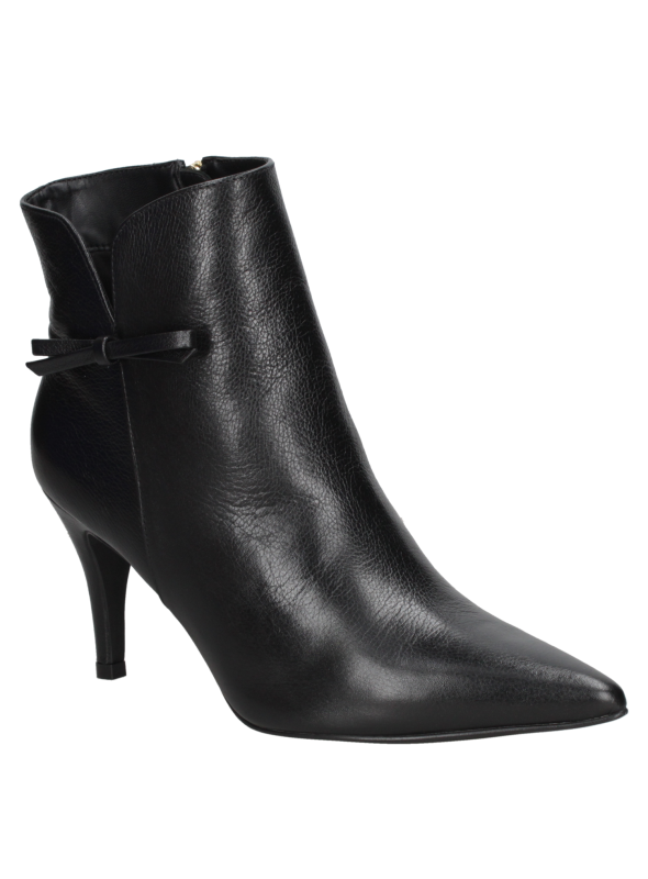 Botín negro de cuero para mujer con taco fino que aporta delicadeza, ideal para salidas nocturnas y eventos formales.