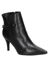 Botín negro de cuero para mujer con taco fino que aporta delicadeza, ideal para salidas nocturnas y eventos formales.