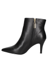 Botín casual negro para mujer con punta aguzada que alarga visualmente el pie, ideal para ocasiones formales.