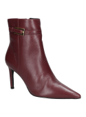 Botín de cuero burdeo, elegante y estilizado, con tacón alto y acabado pulido, ideal para eventos formales.