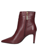 "Botín sofisticado en cuero burdeo, ideal para estilos formales