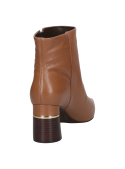 Botín camel para mujer, cuero 100%, estilo minimalista, tacón ancho con toque metálico, sofisticado y cómodo.