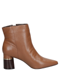 Botín casual camel de cuero para mujer, ajuste seguro hasta el tobillo, elegante y moderno con detalle metálico.