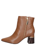 Botín de cuero camel para mujer, ideal para comodidad diaria, con tacón estable y diseño clásico.