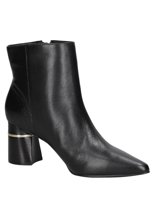 Botín camel para mujer de cuero suave, estilo casual, diseño minimalista con tacón ancho y detalle metálico.
