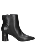 Botín de cuero negro para mujer, diseño clásico y minimalista, con tacón estable y detalle metálico que añade contraste.